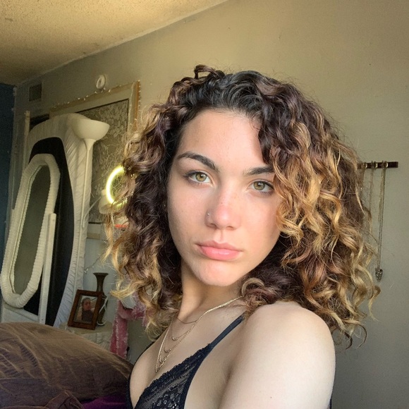 Meet your Posher, Cassandra - Picture 6 of 7